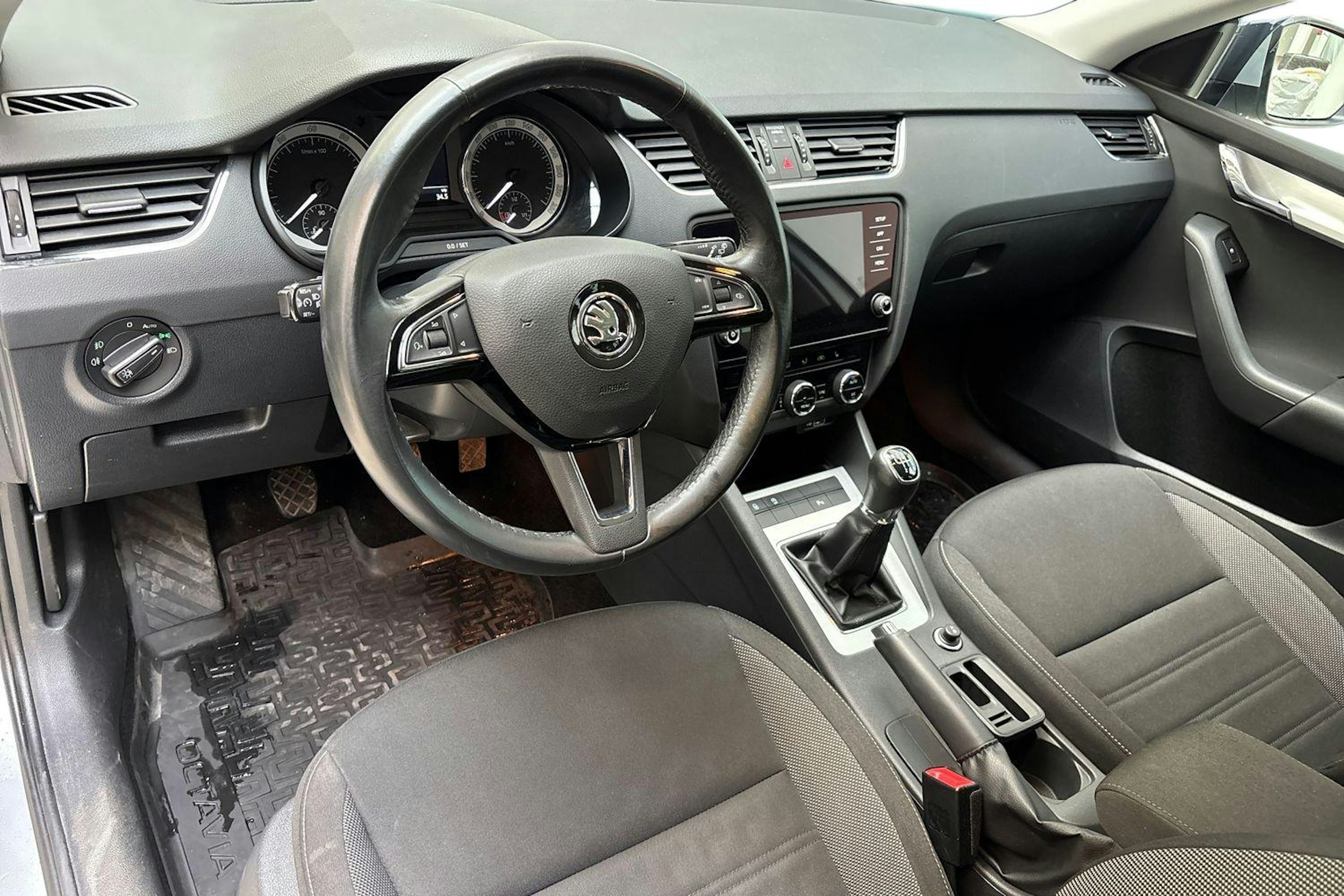harmaa Skoda Octavia 2019 kuva 7.