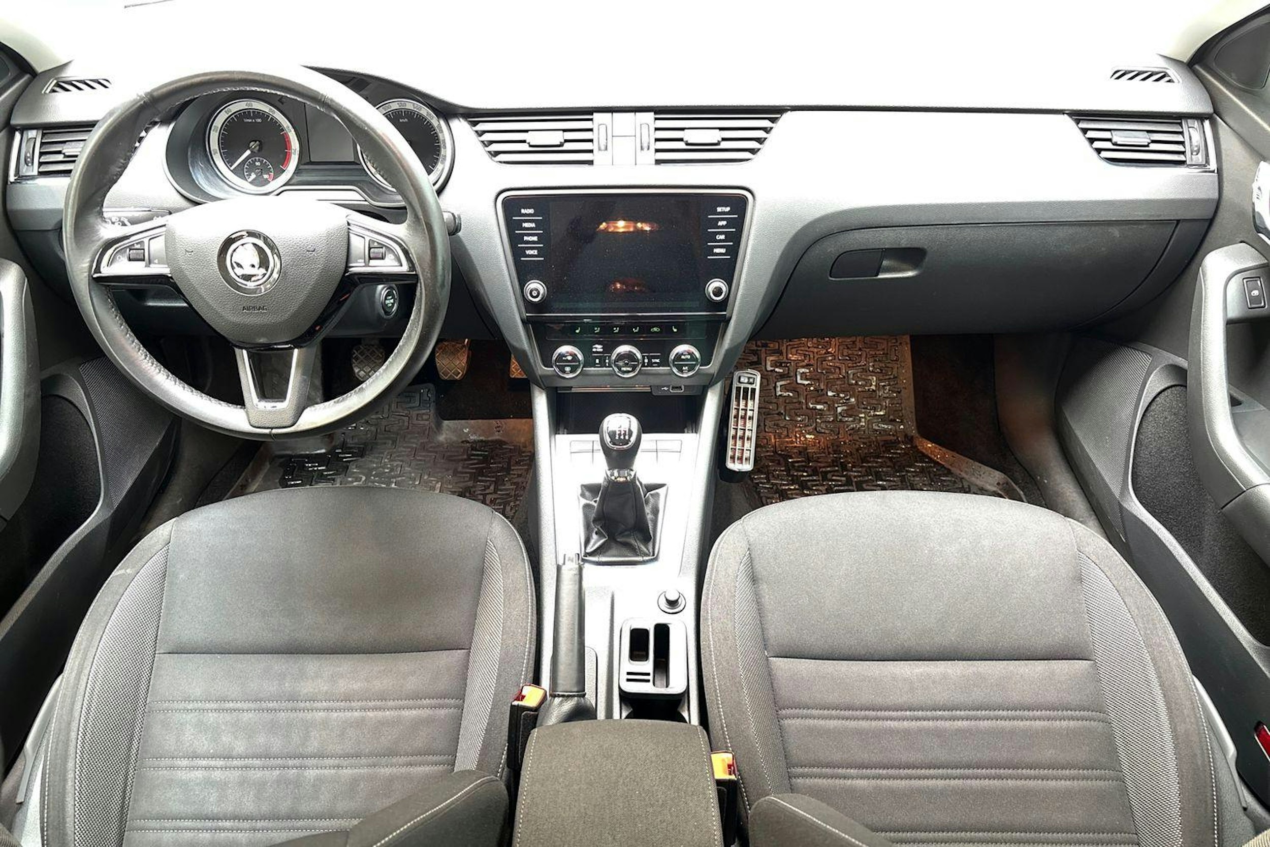 harmaa Skoda Octavia 2019 kuva 9.