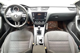 harmaa Skoda Octavia 2019 kuva 9.