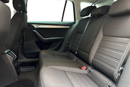 harmaa Skoda Octavia 2019 kuva 10.