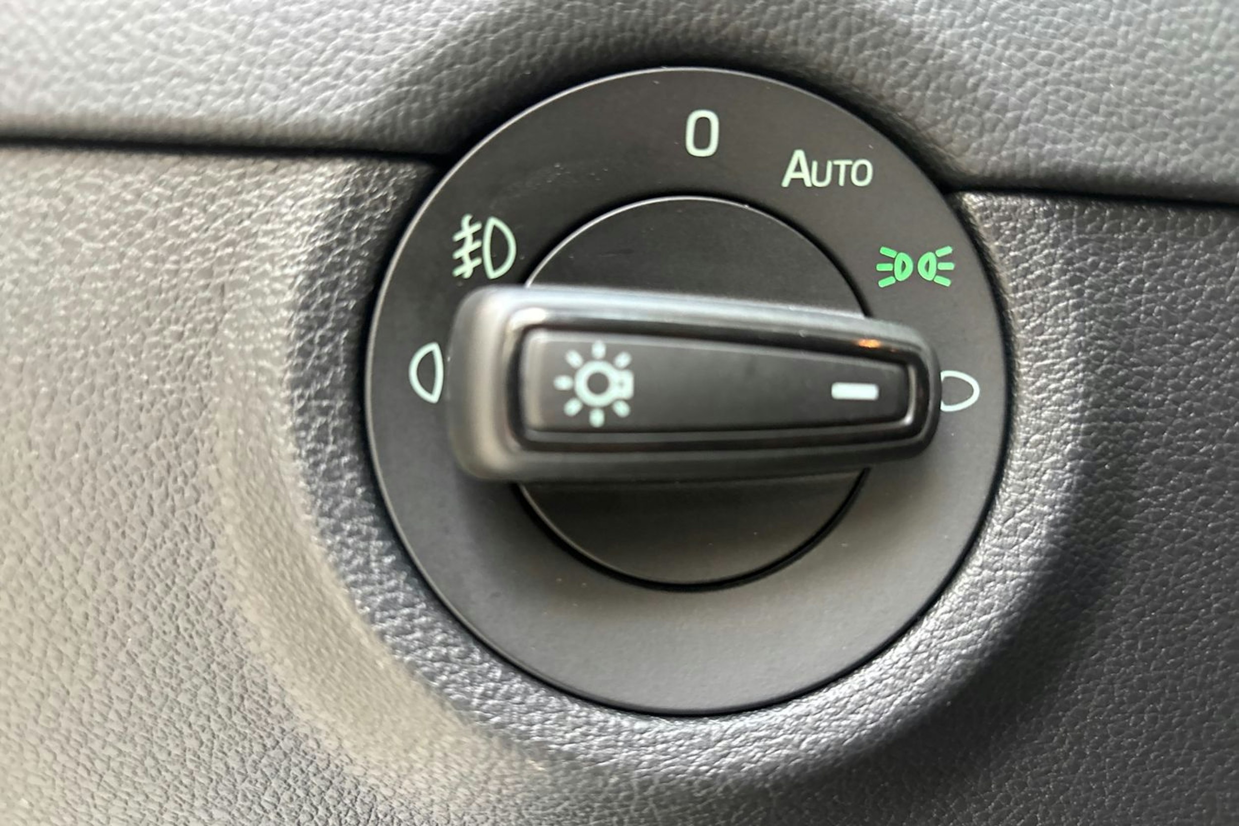 harmaa Skoda Octavia 2019 kuva 18.