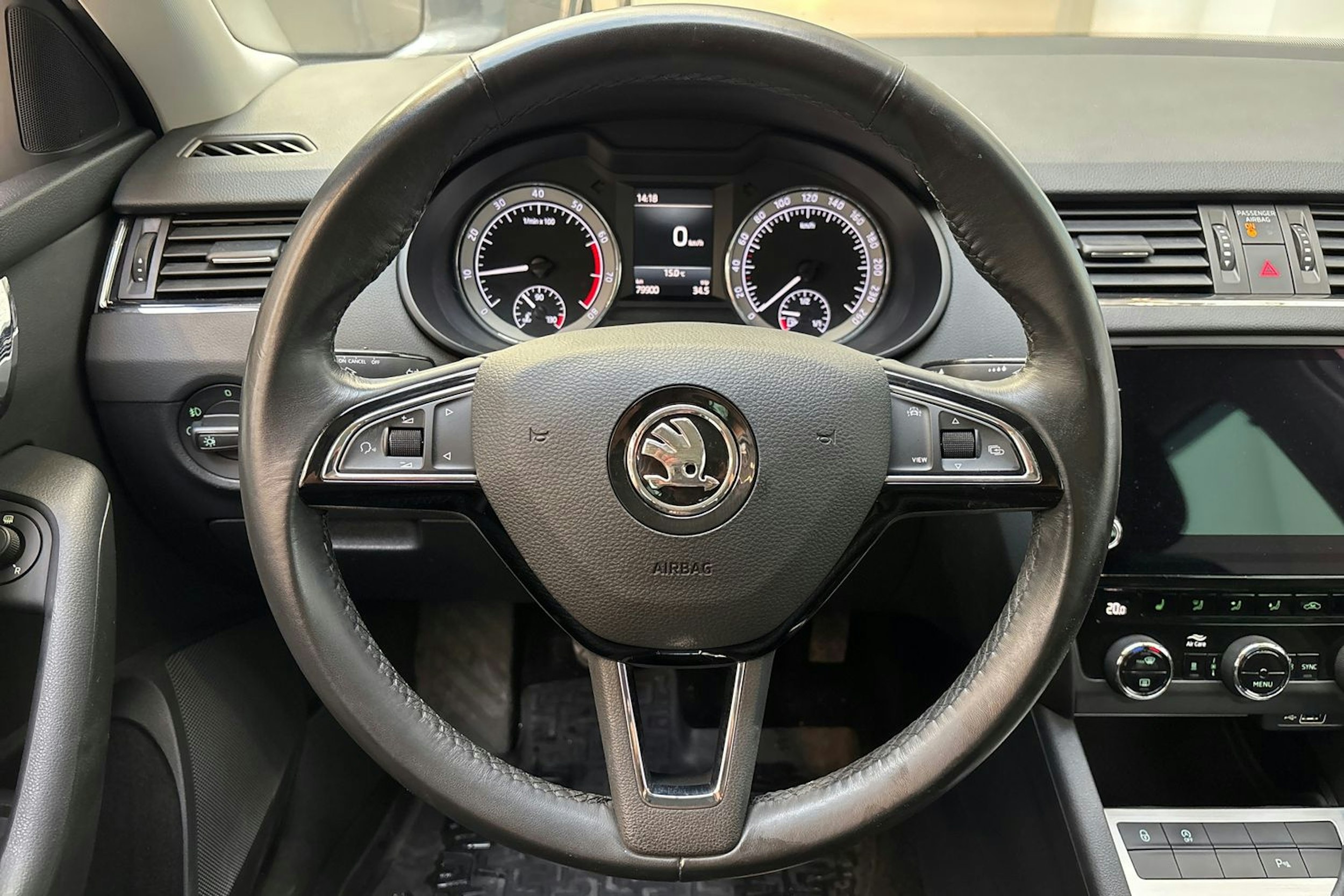 harmaa Skoda Octavia 2019 kuva 19.