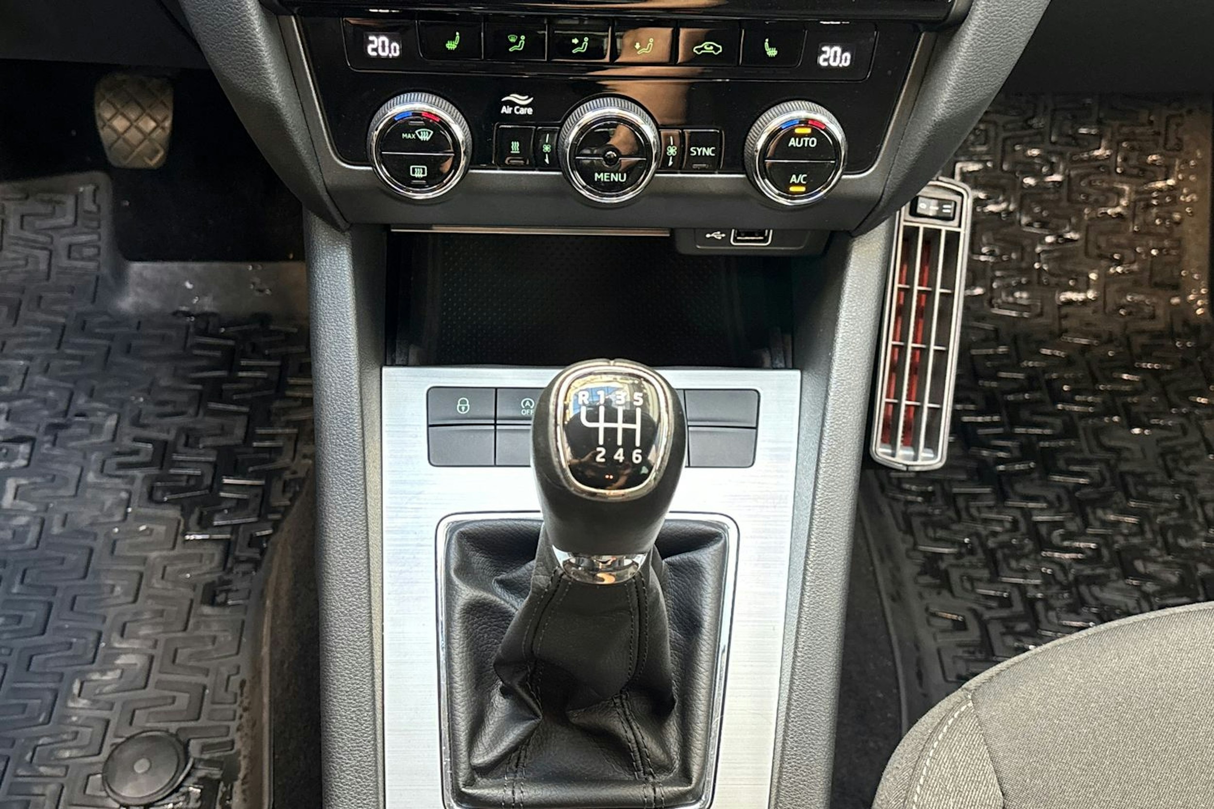 harmaa Skoda Octavia 2019 kuva 29.