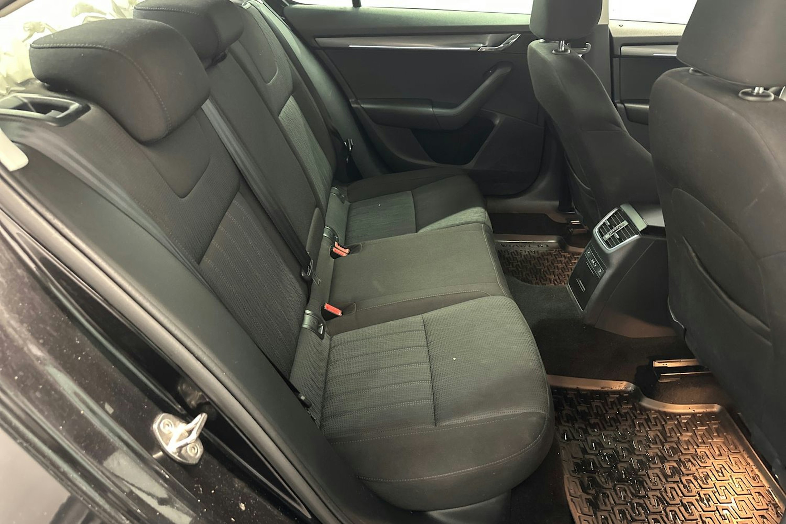 musta Skoda Octavia 2019 kuva 11.