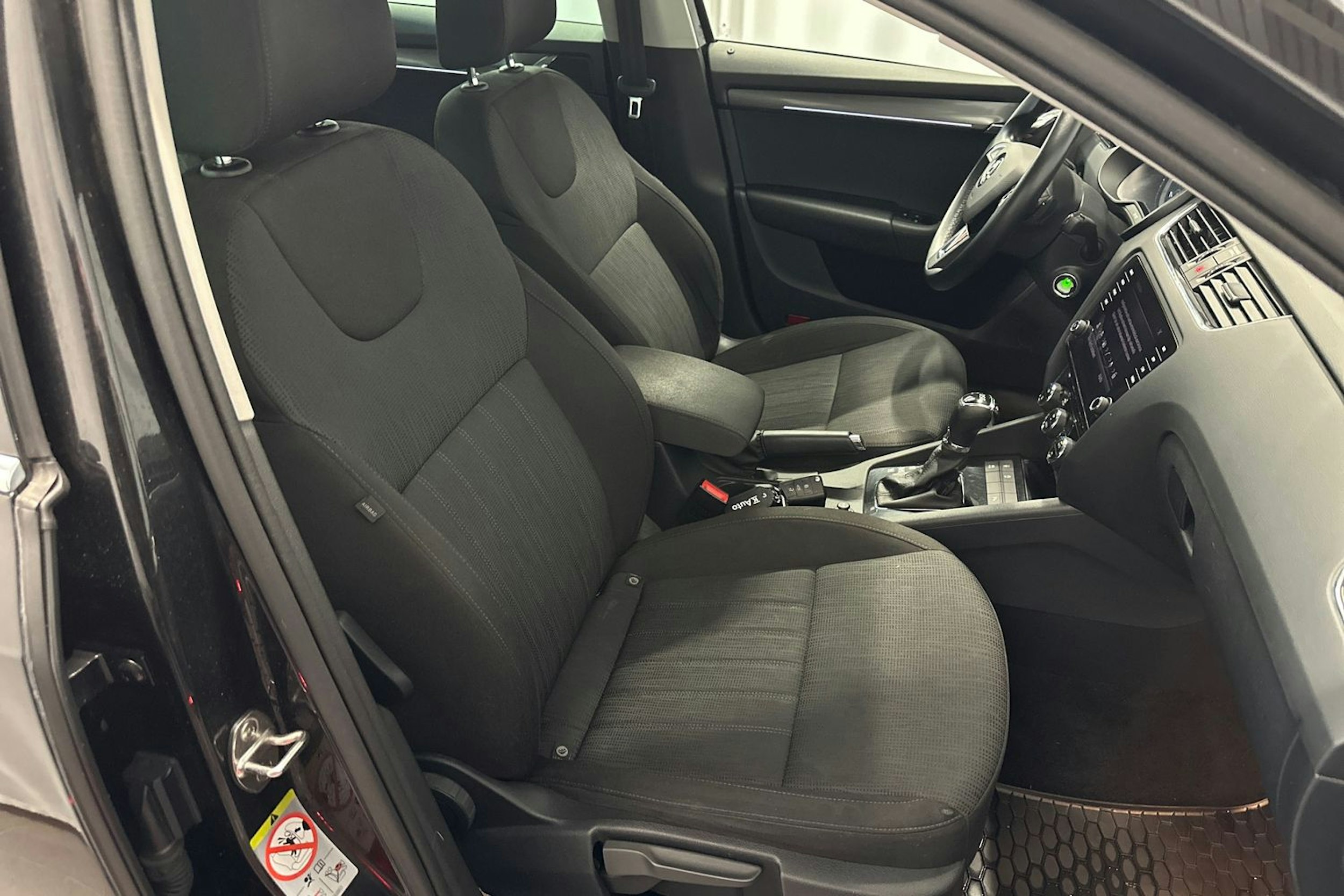 musta Skoda Octavia 2019 kuva 13.