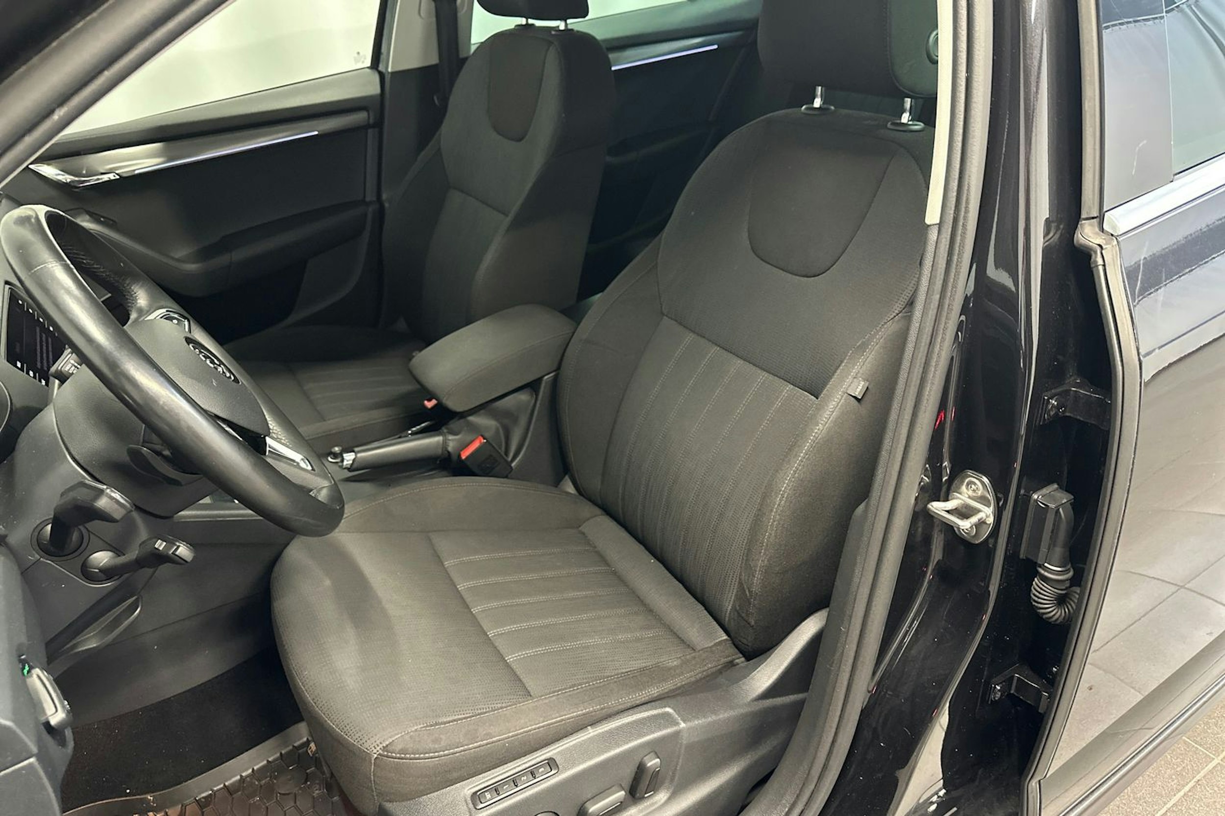 musta Skoda Octavia 2019 kuva 14.