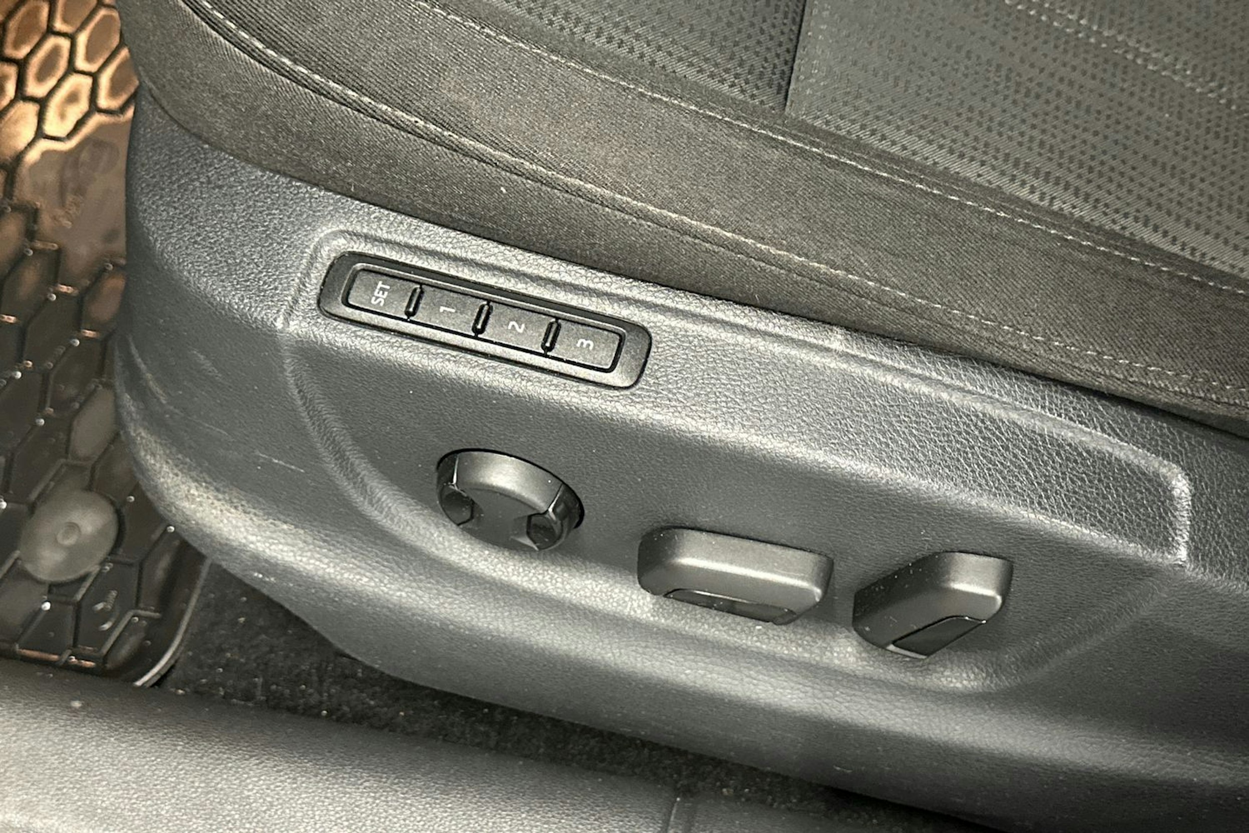 musta Skoda Octavia 2019 kuva 15.