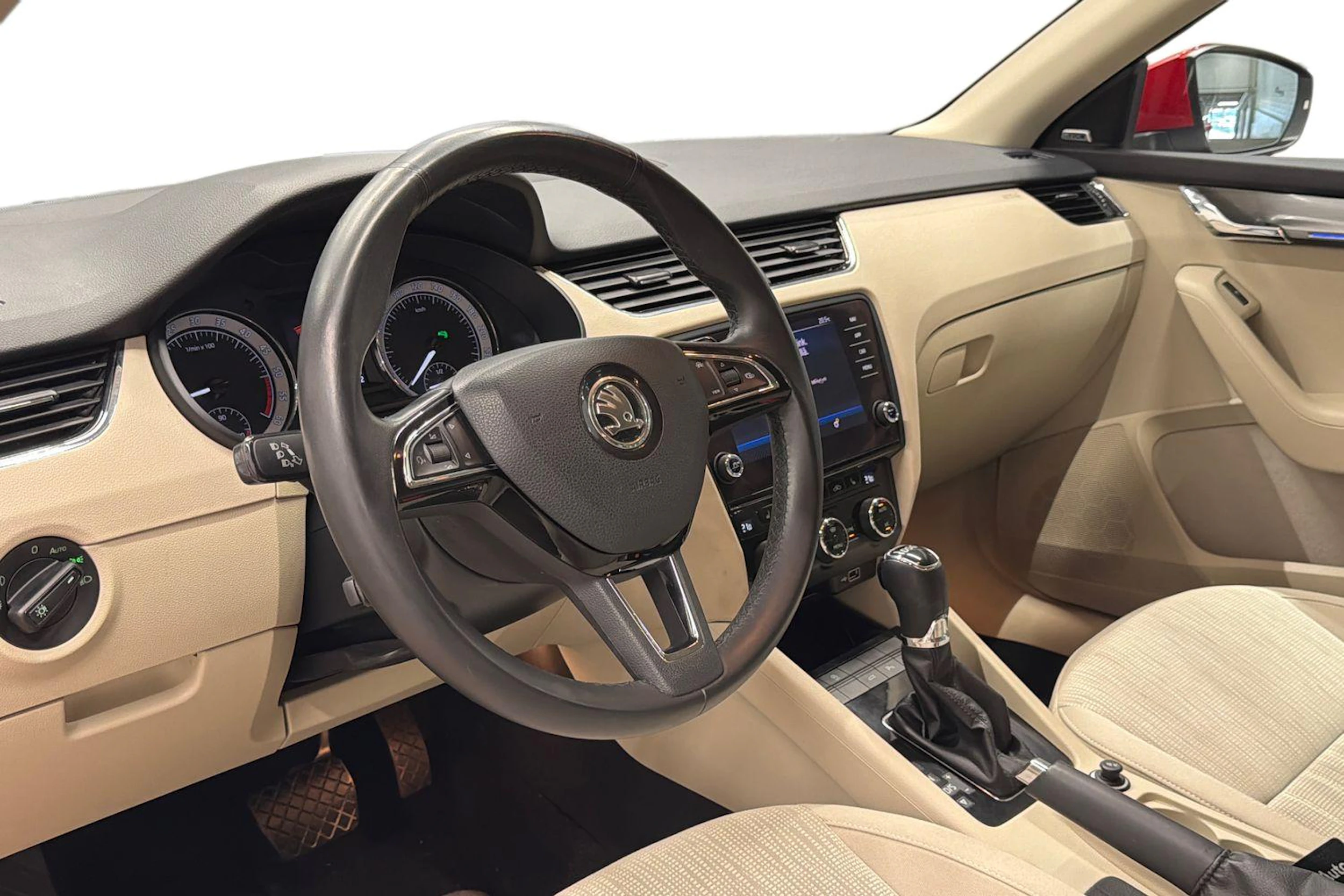 punainen Skoda Octavia 2019 kuva 8.