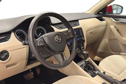 punainen Skoda Octavia 2019 kuva 8.