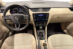 punainen Skoda Octavia 2019 kuva 9.