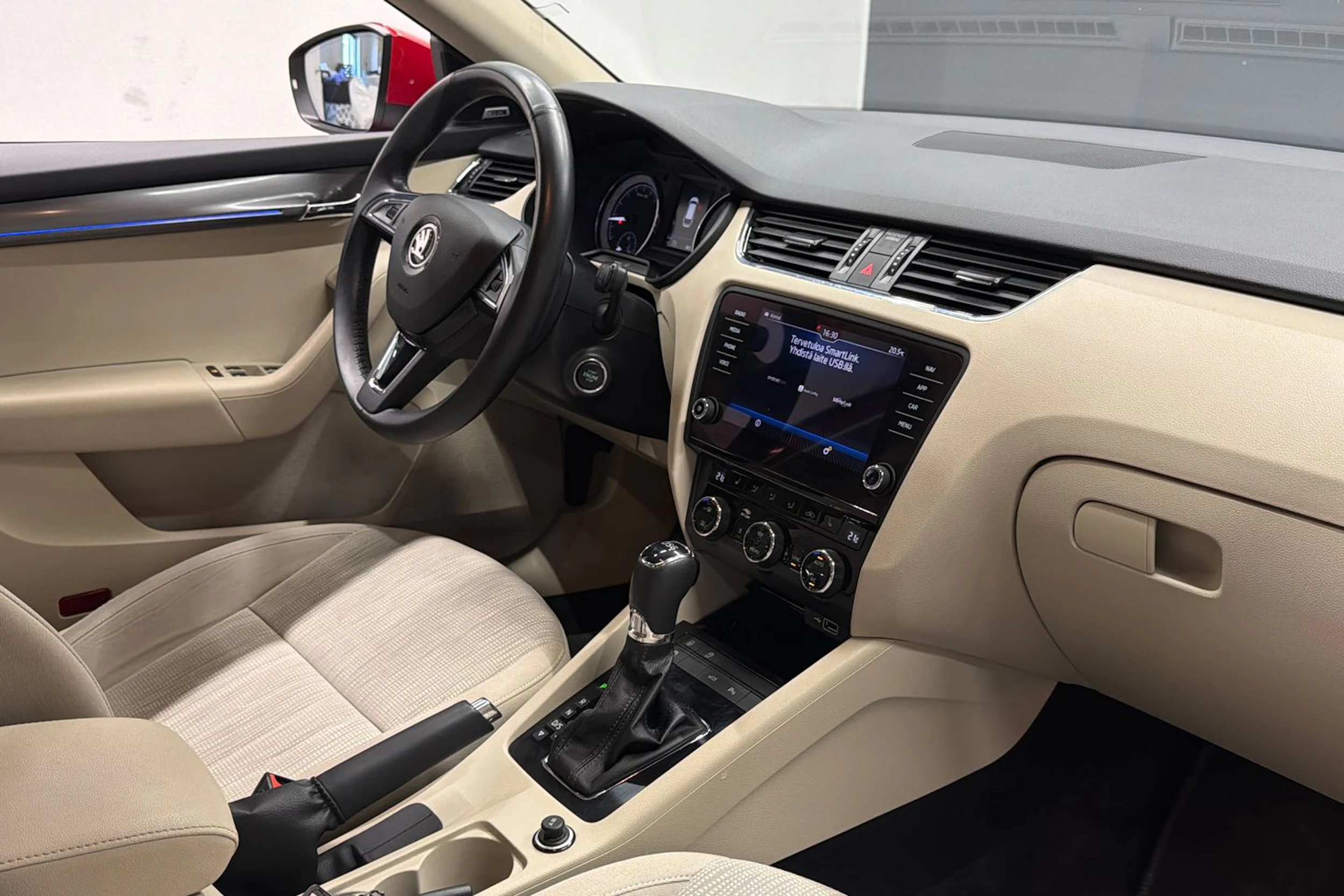 punainen Skoda Octavia 2019 kuva 17.
