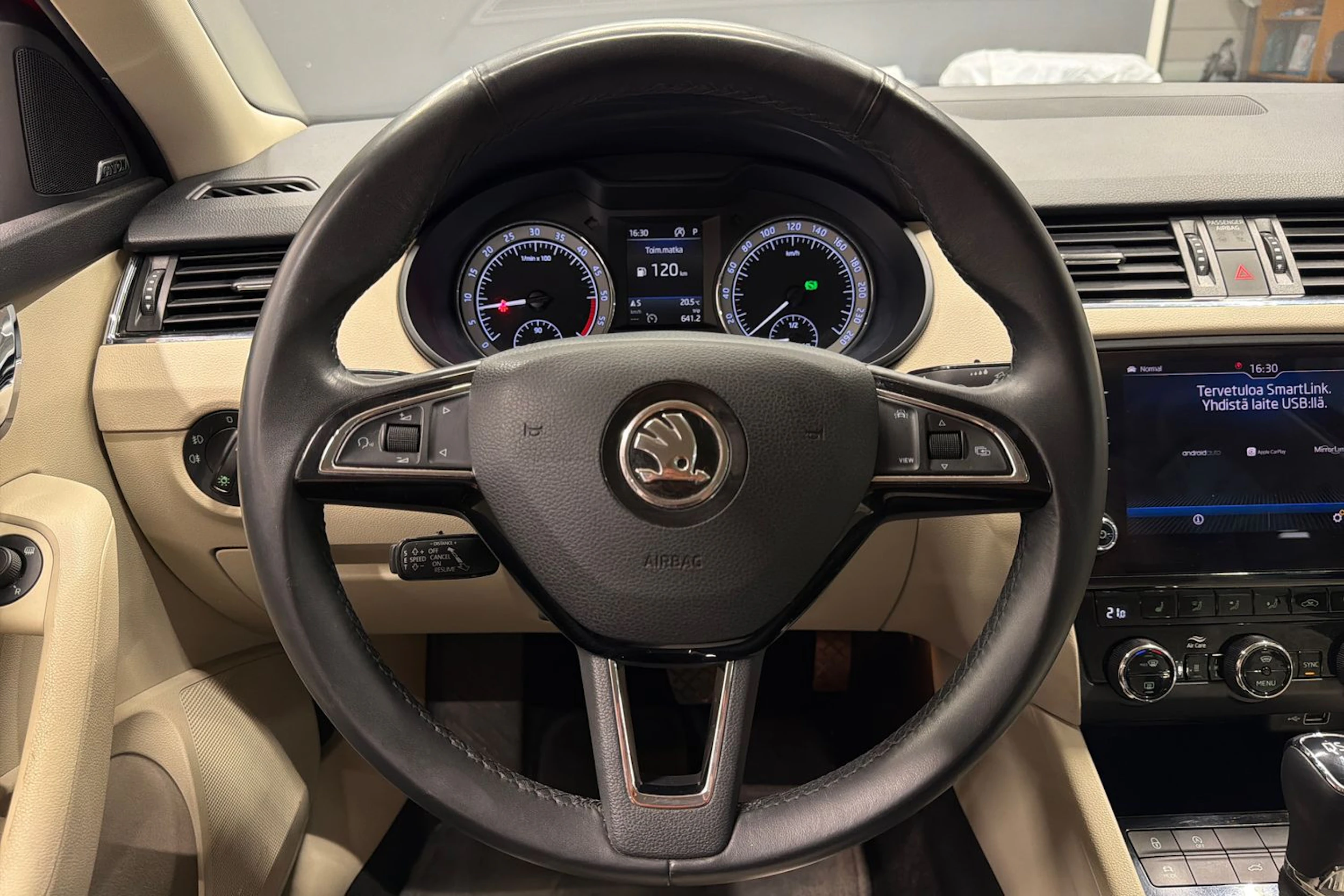 punainen Skoda Octavia 2019 kuva 18.