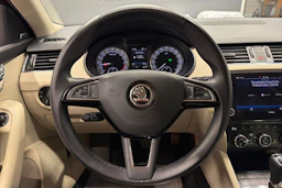 punainen Skoda Octavia 2019 kuva 18.