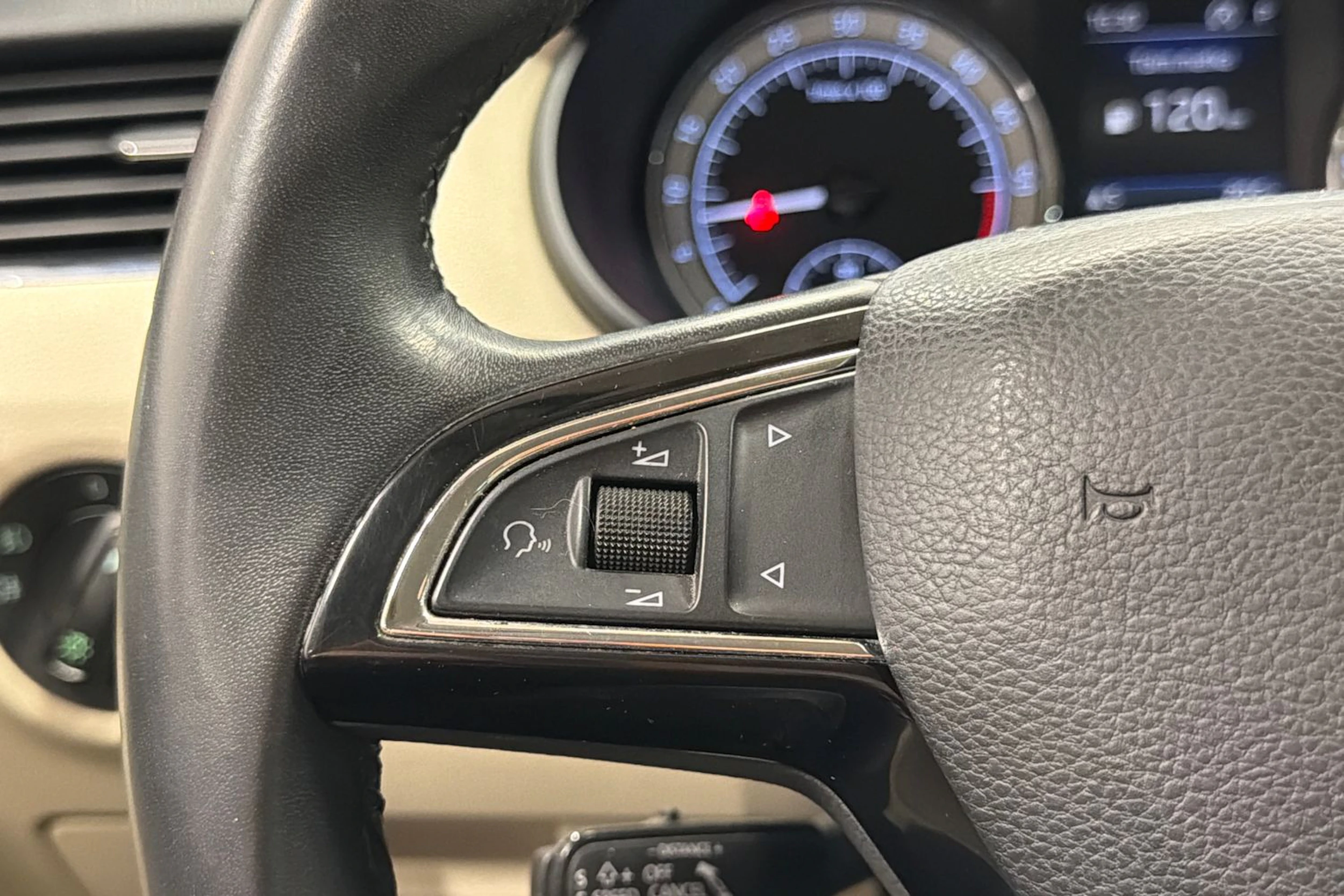 punainen Skoda Octavia 2019 kuva 19.