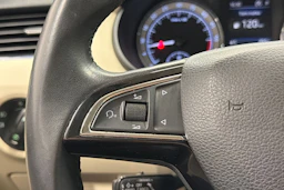 punainen Skoda Octavia 2019 kuva 19.
