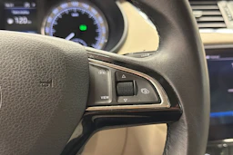 punainen Skoda Octavia 2019 kuva 20.