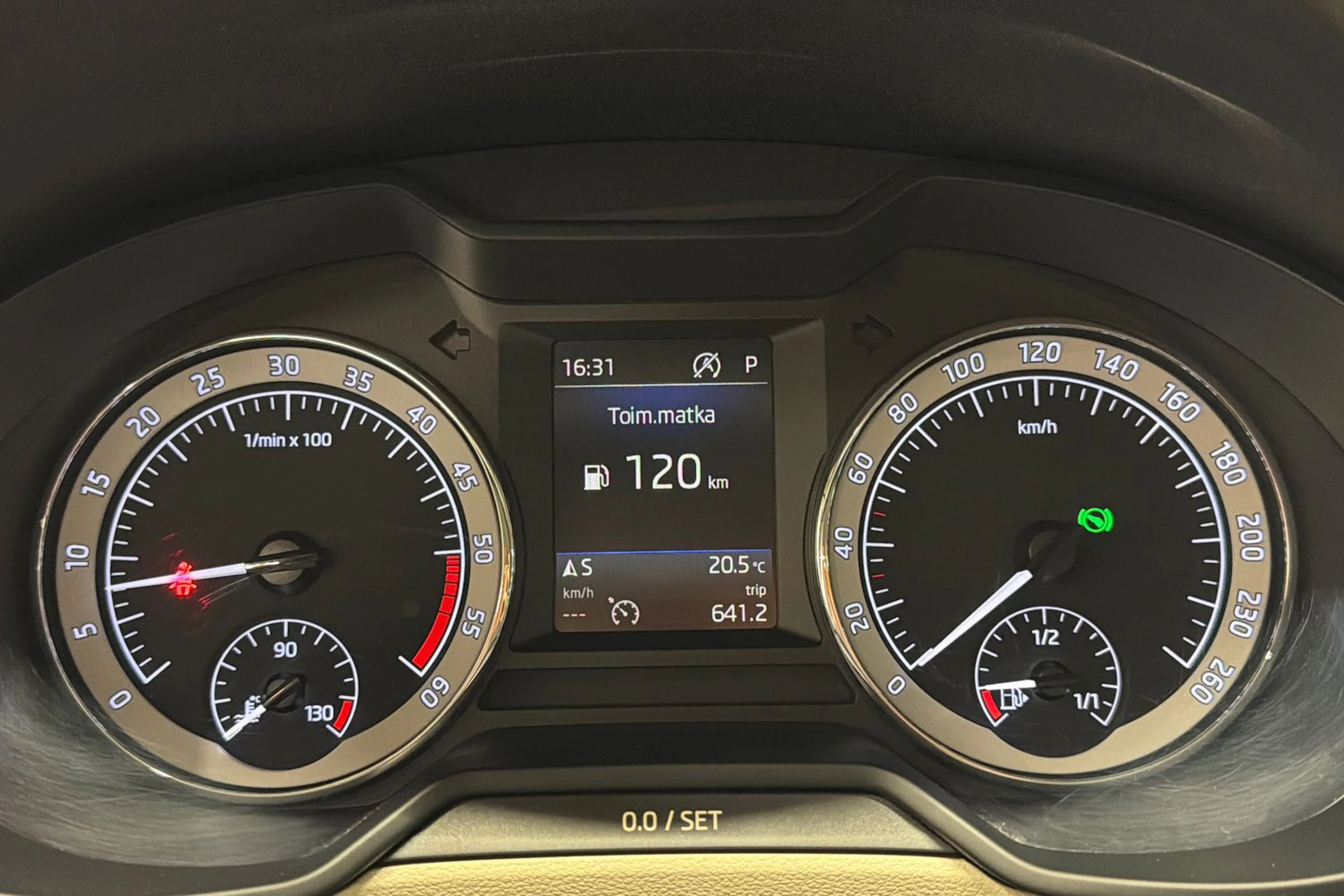punainen Skoda Octavia 2019 kuva 22.