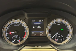 punainen Skoda Octavia 2019 kuva 22.
