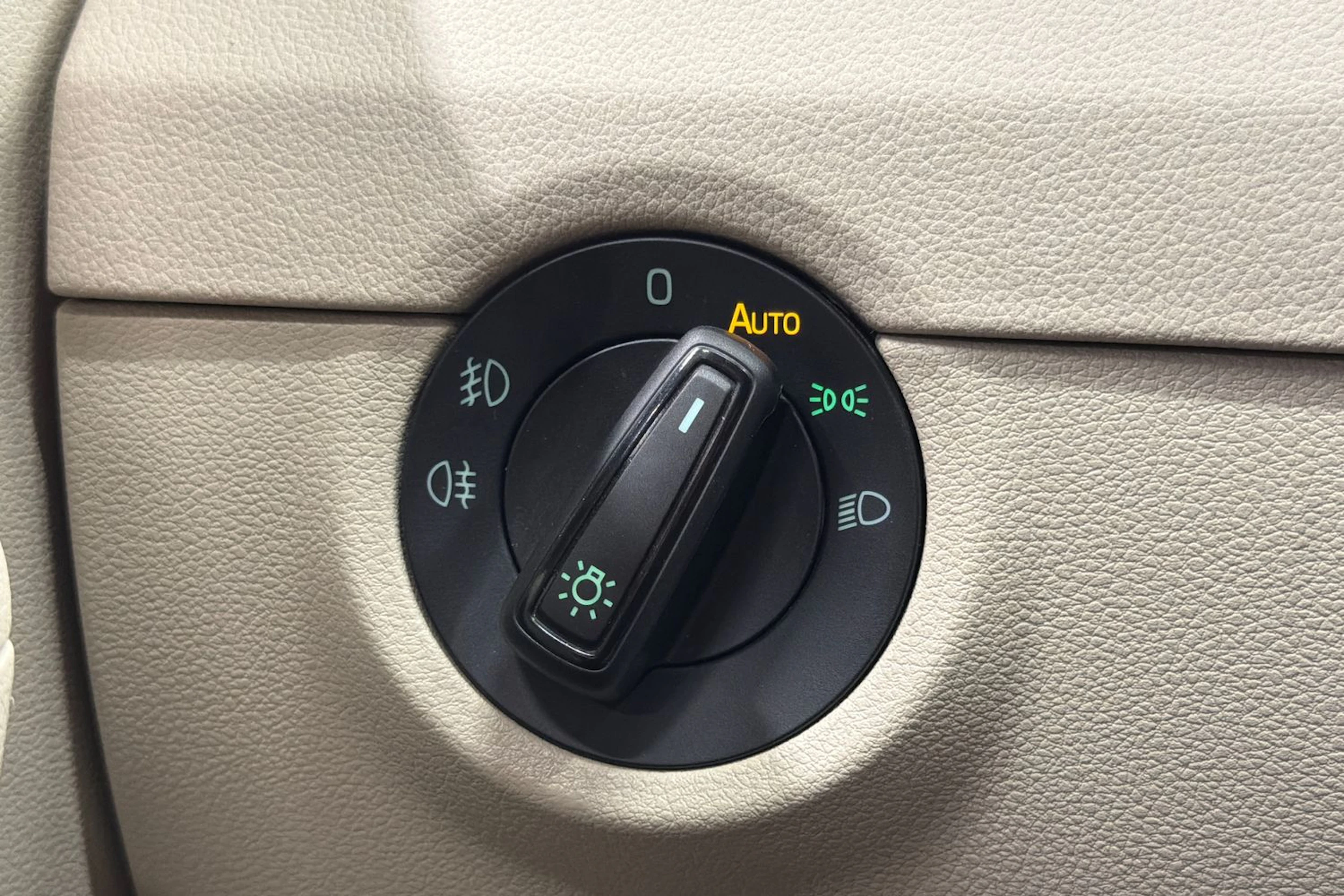 punainen Skoda Octavia 2019 kuva 23.