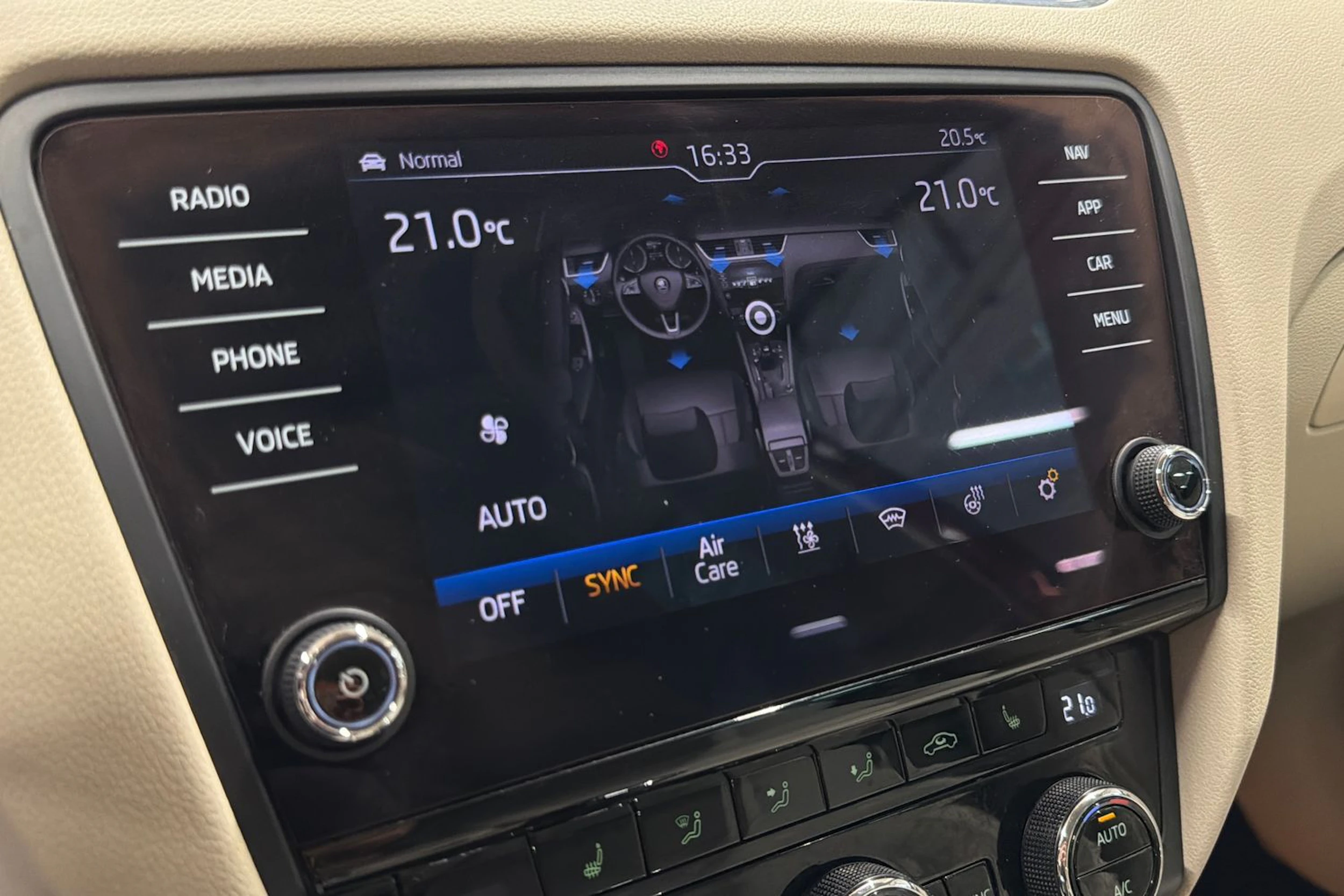 punainen Skoda Octavia 2019 kuva 29.