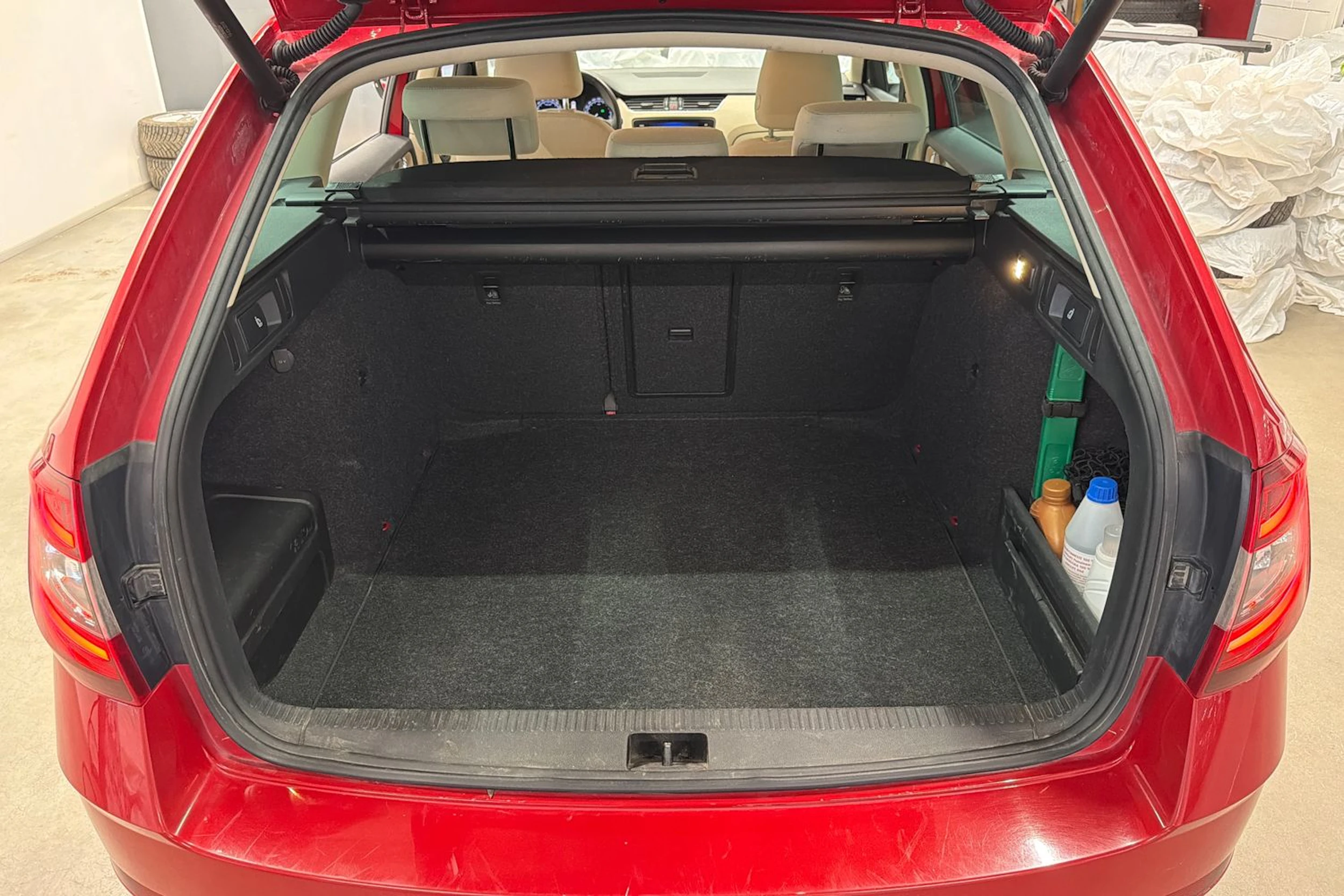 punainen Skoda Octavia 2019 kuva 32.