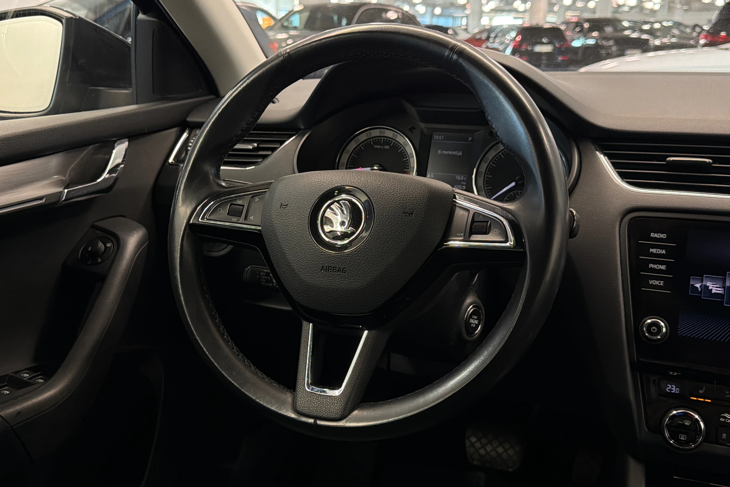 musta Skoda Octavia 2019 kuva 16.