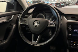 musta Skoda Octavia 2019 kuva 16.