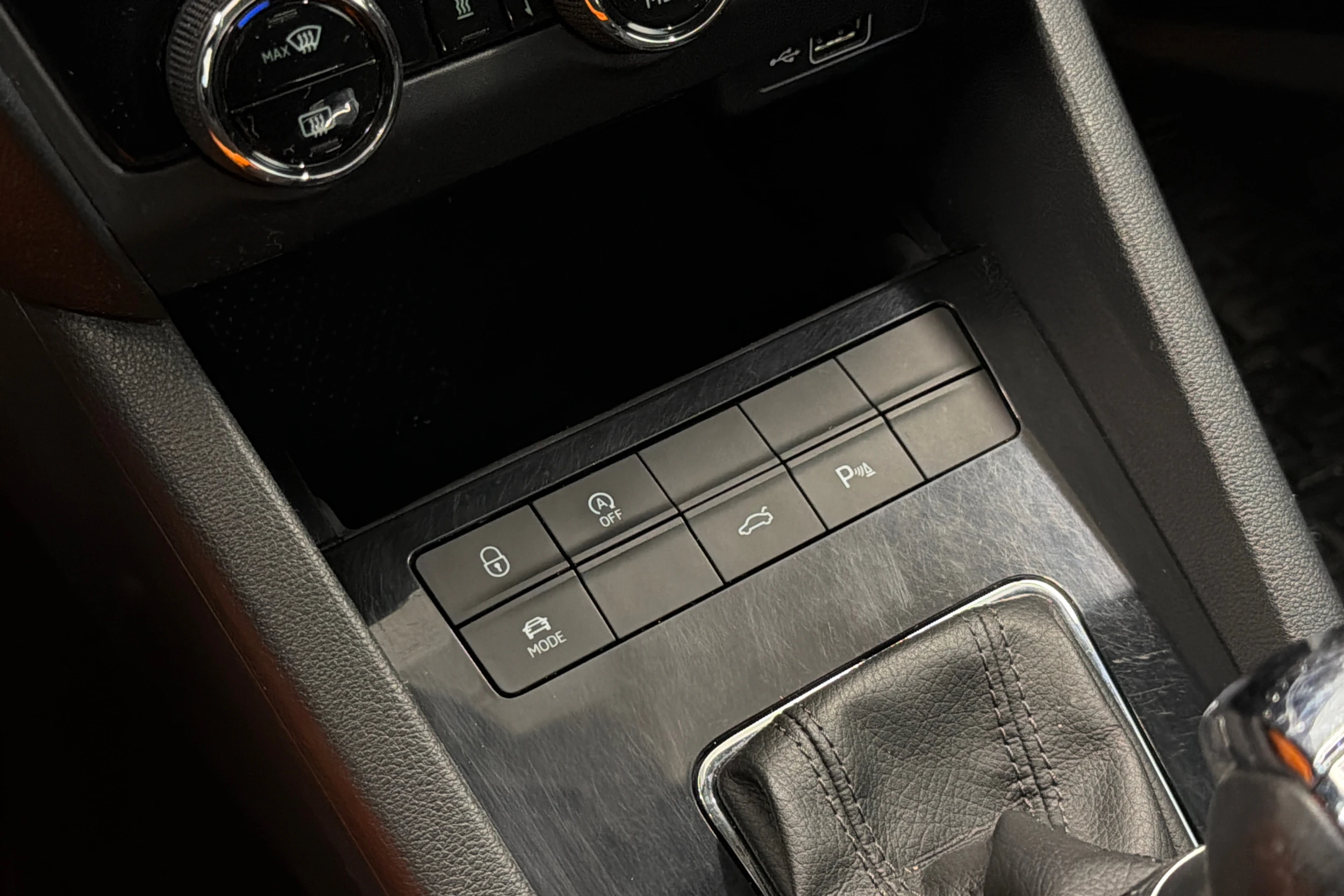 musta Skoda Octavia 2019 kuva 23.