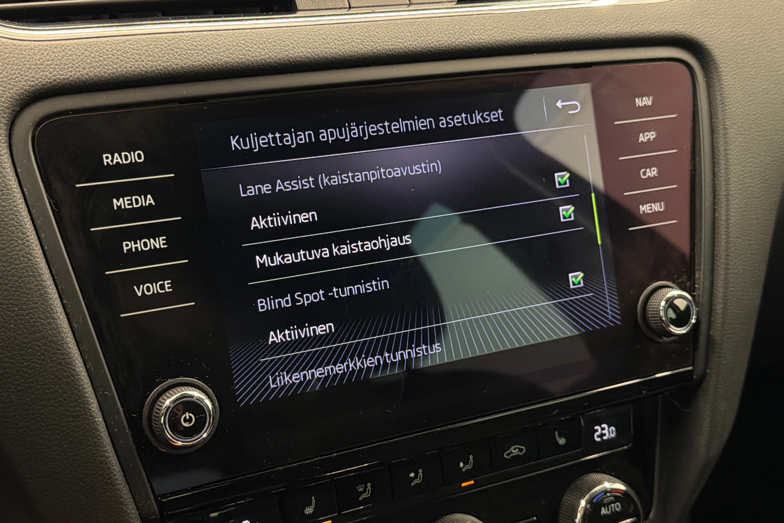 musta Skoda Octavia 2019 kuva 28.