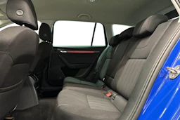 sininen Skoda Octavia 2019 kuva 8.