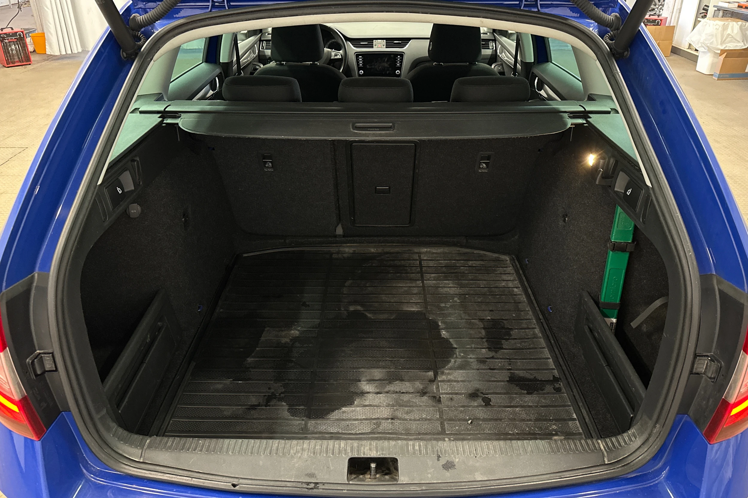 sininen Skoda Octavia 2019 kuva 11.