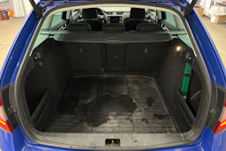 sininen Skoda Octavia 2019 kuva 11.