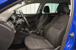sininen Skoda Octavia 2019 kuva 13.