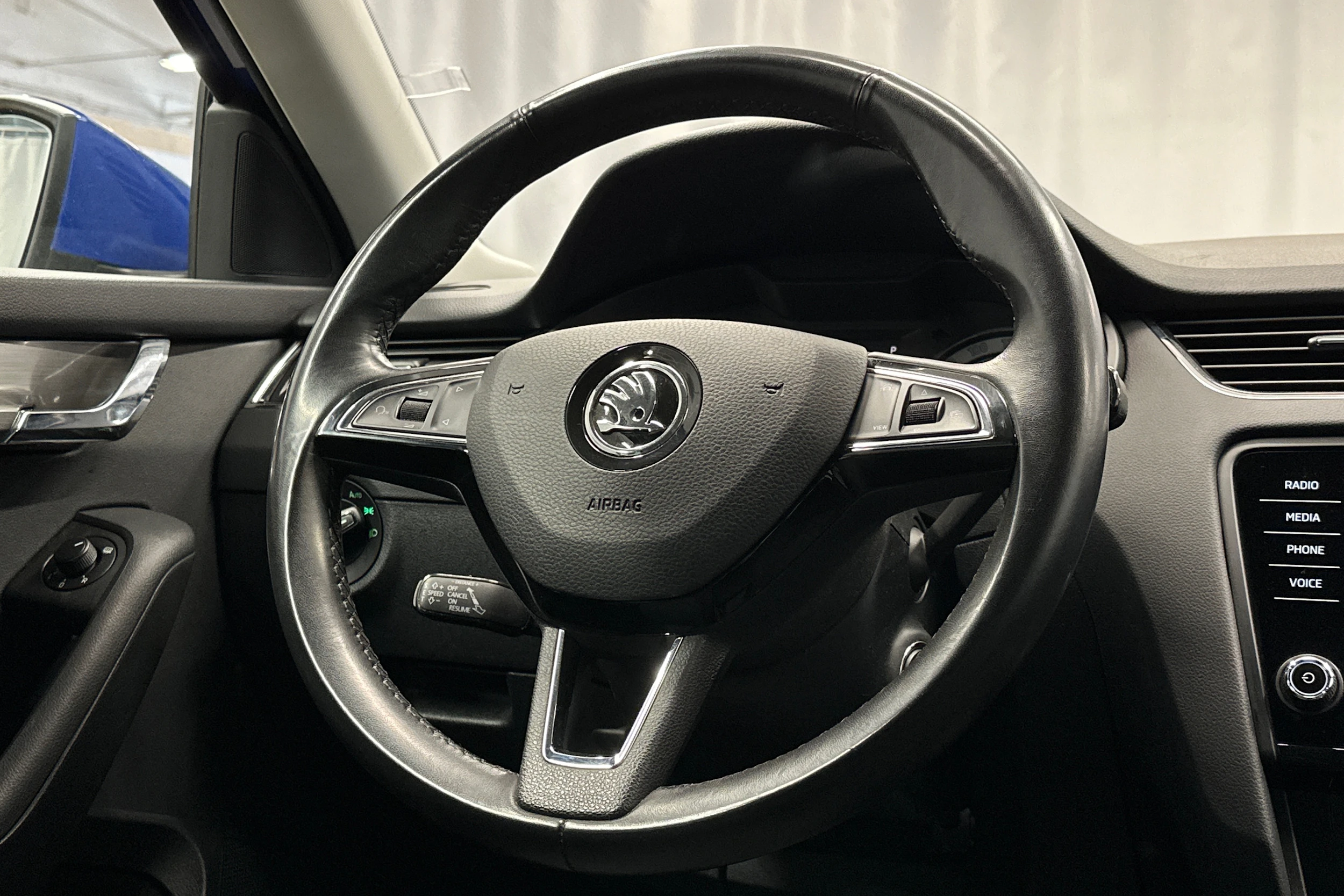 sininen Skoda Octavia 2019 kuva 15.