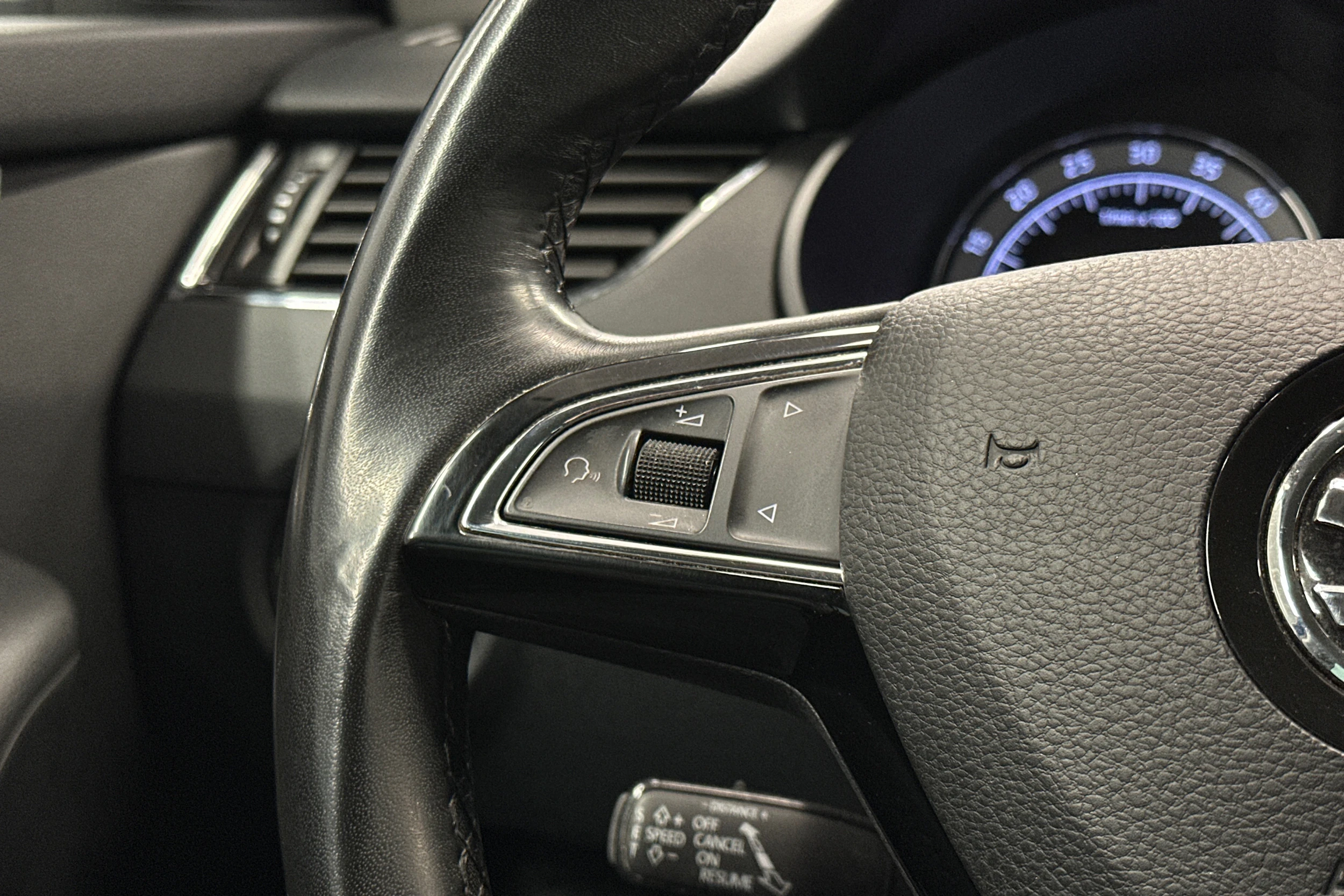 sininen Skoda Octavia 2019 kuva 16.