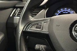sininen Skoda Octavia 2019 kuva 16.
