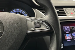 sininen Skoda Octavia 2019 kuva 17.