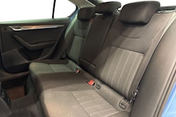 sininen Skoda Octavia 2019 kuva 10.