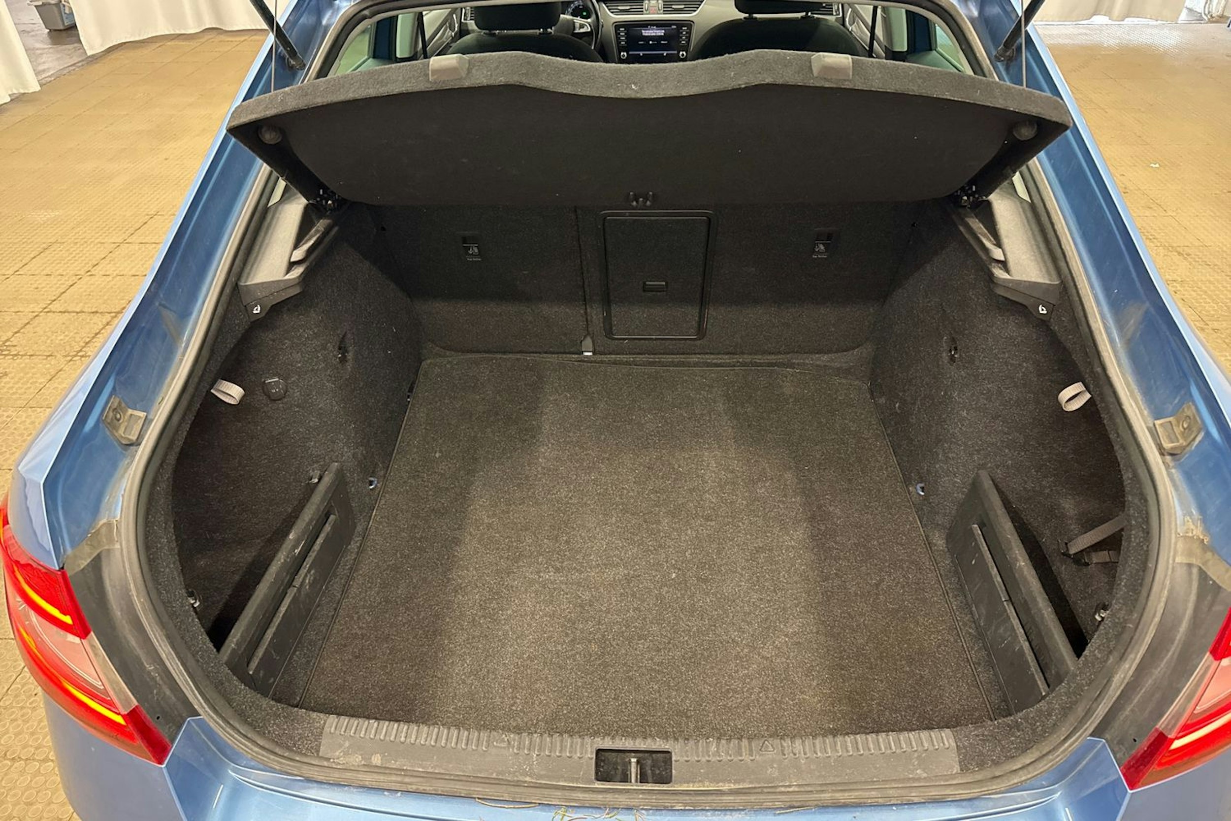 sininen Skoda Octavia 2019 kuva 23.