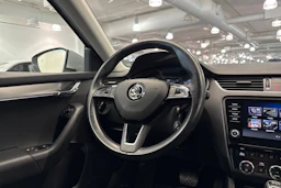 harmaa Skoda Octavia 2019 kuva 17.