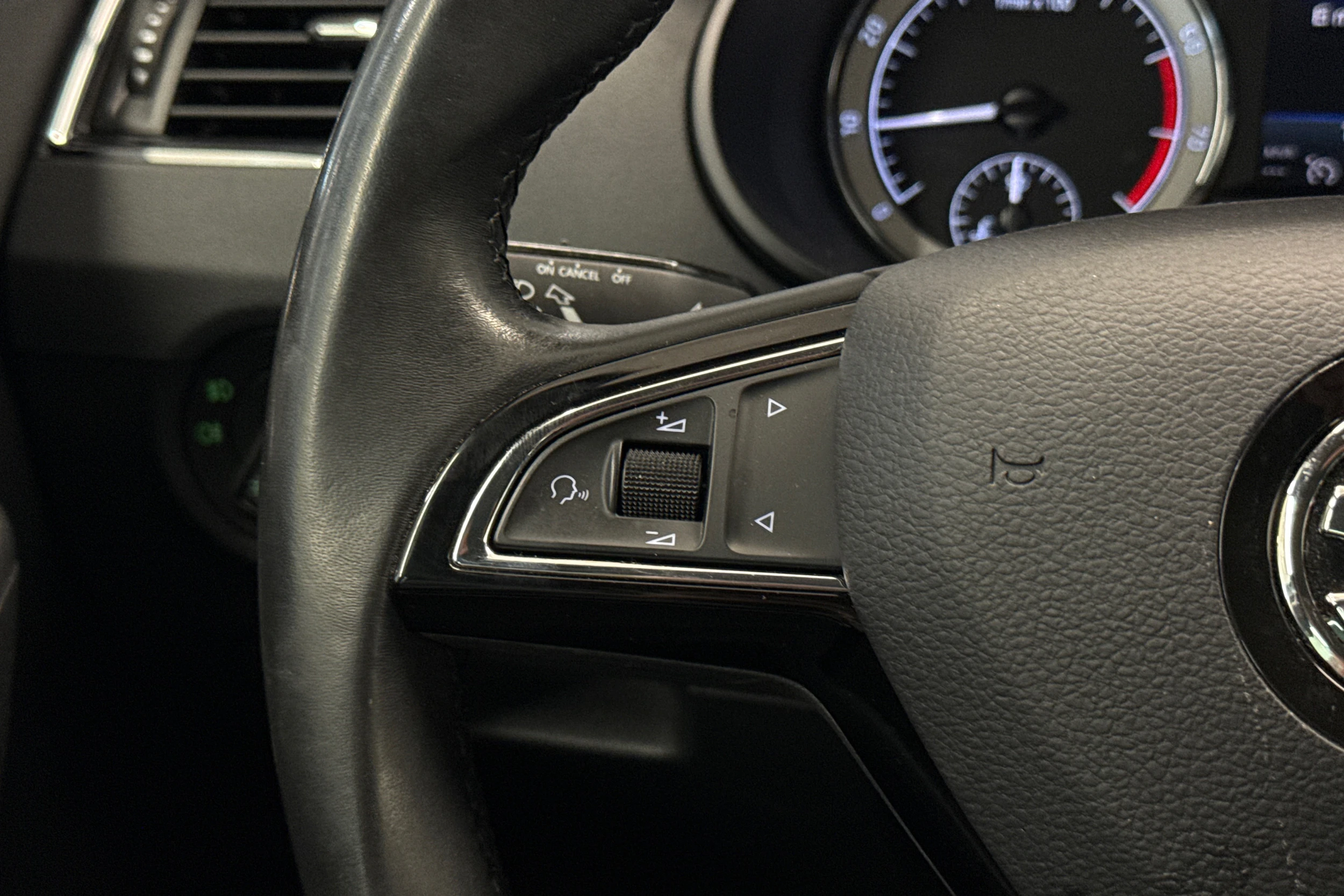 harmaa Skoda Octavia 2019 kuva 18.