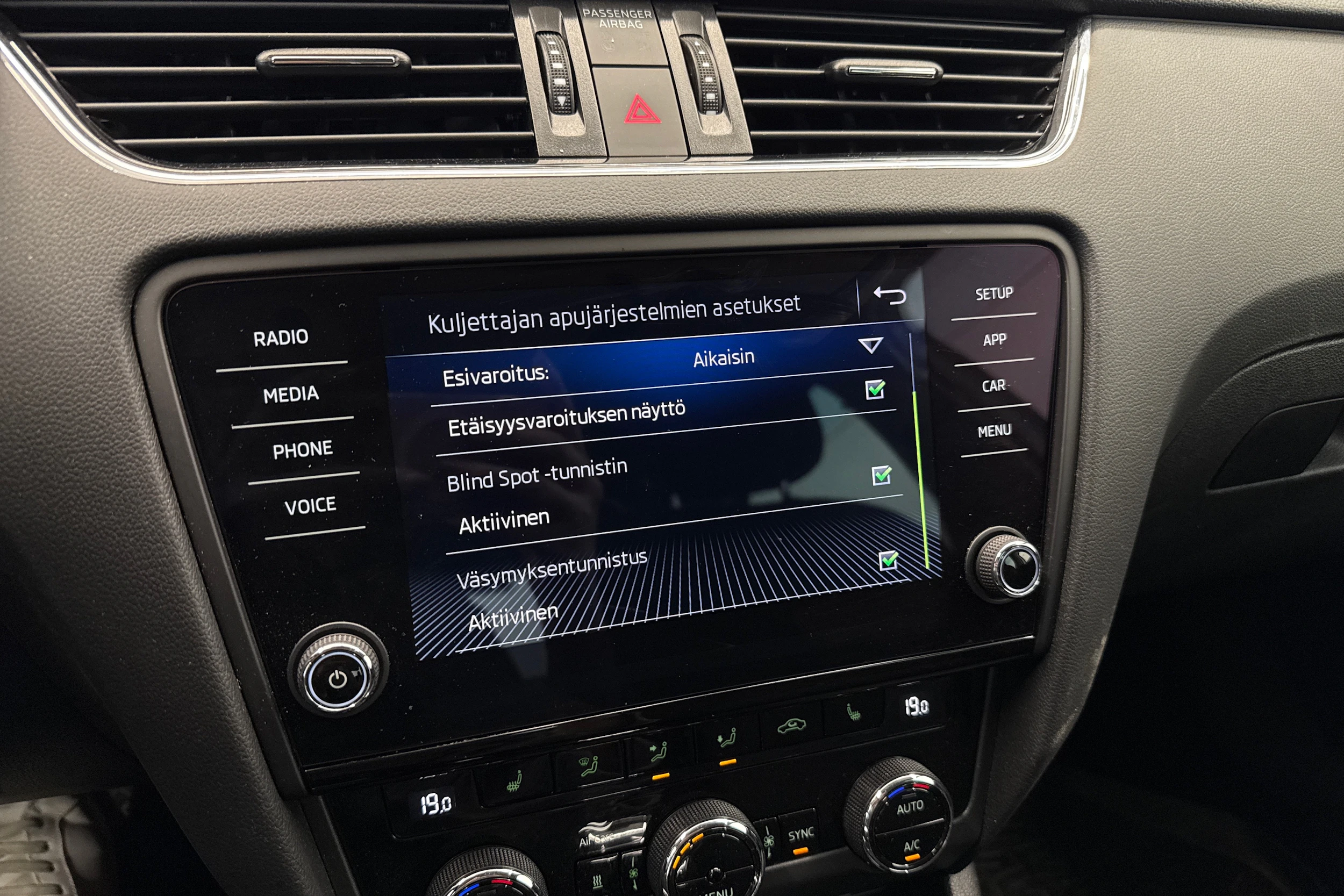 harmaa Skoda Octavia 2019 kuva 30.