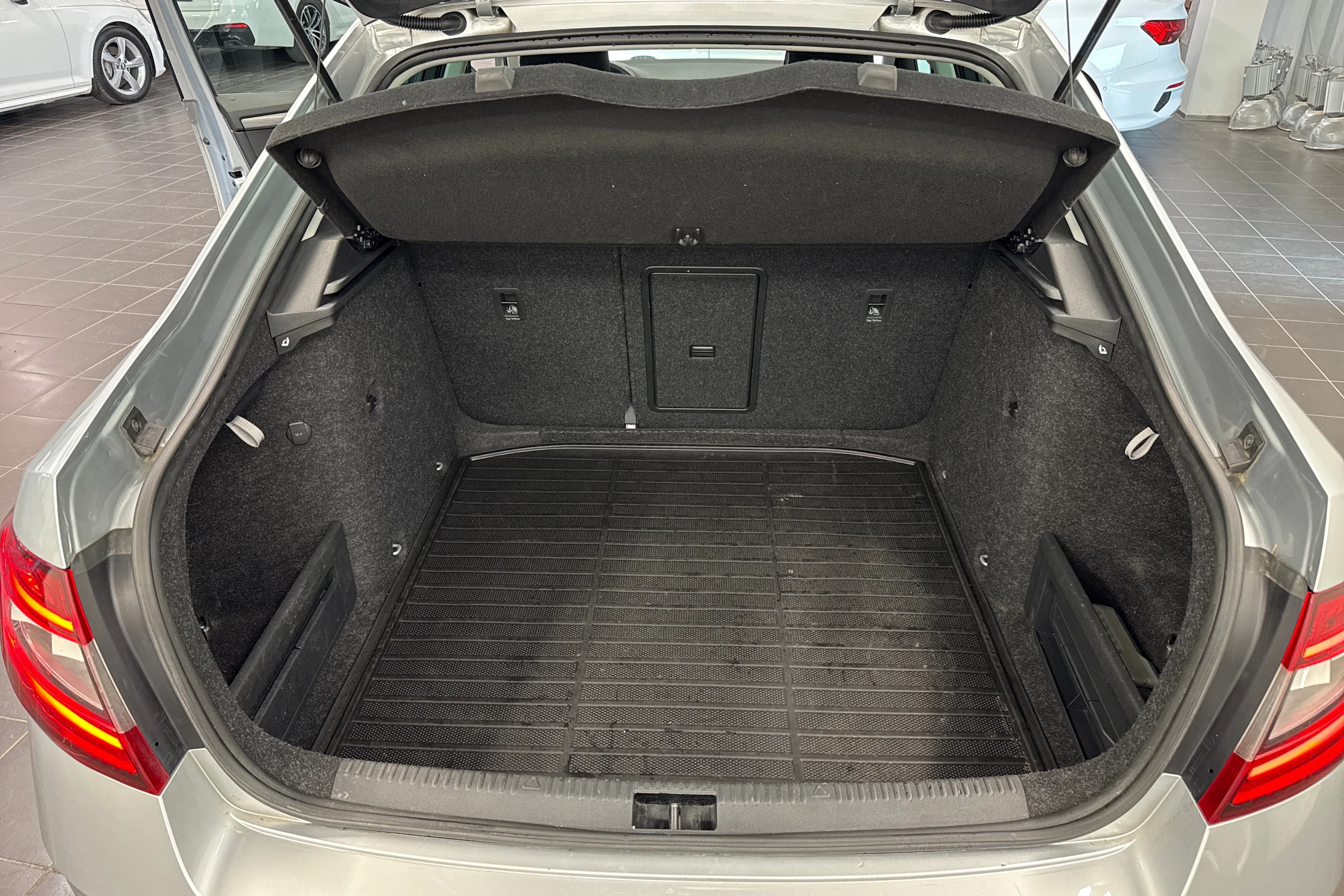 harmaa Skoda Octavia 2019 kuva 35.
