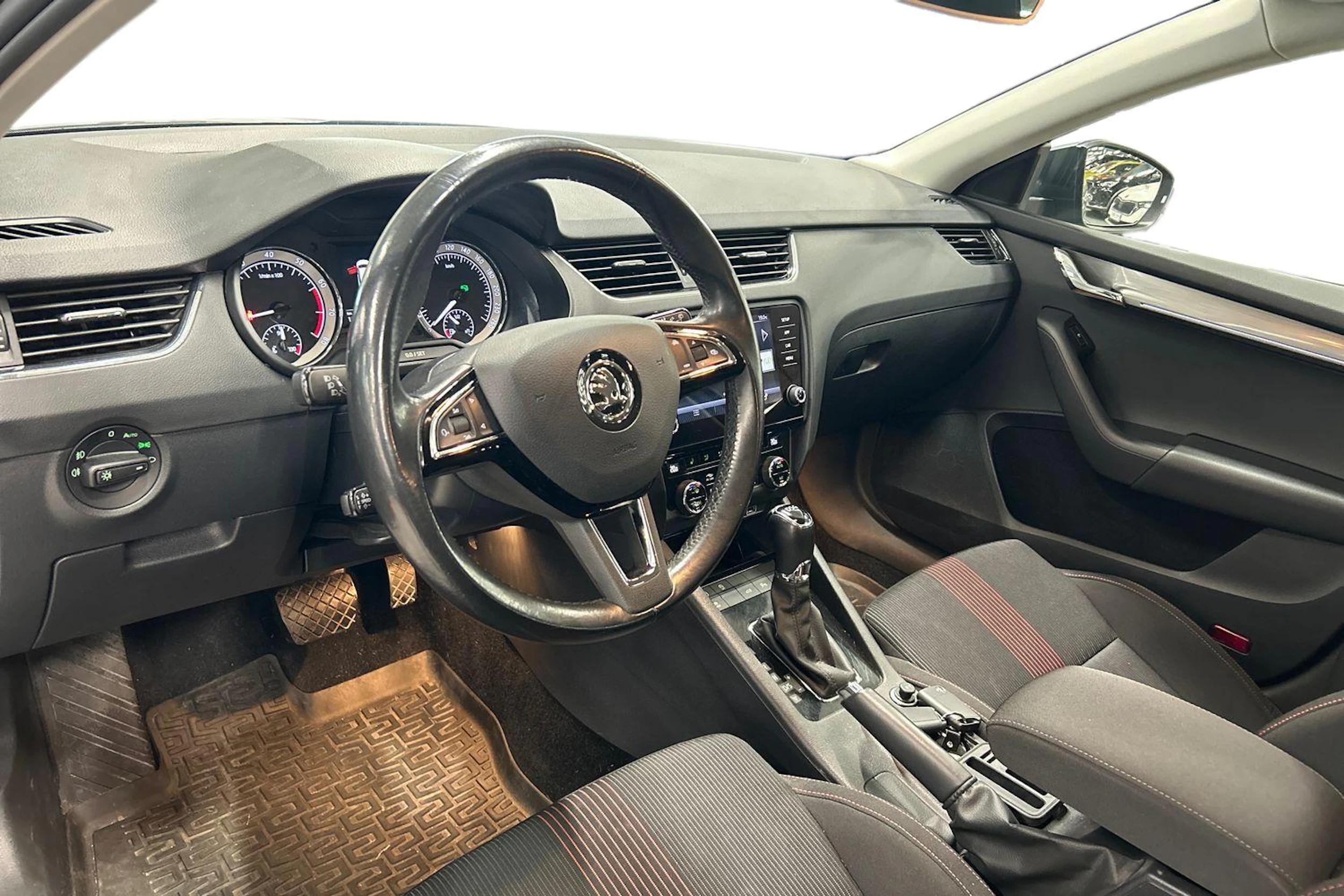 harmaa Skoda Octavia 2018 kuva 3.