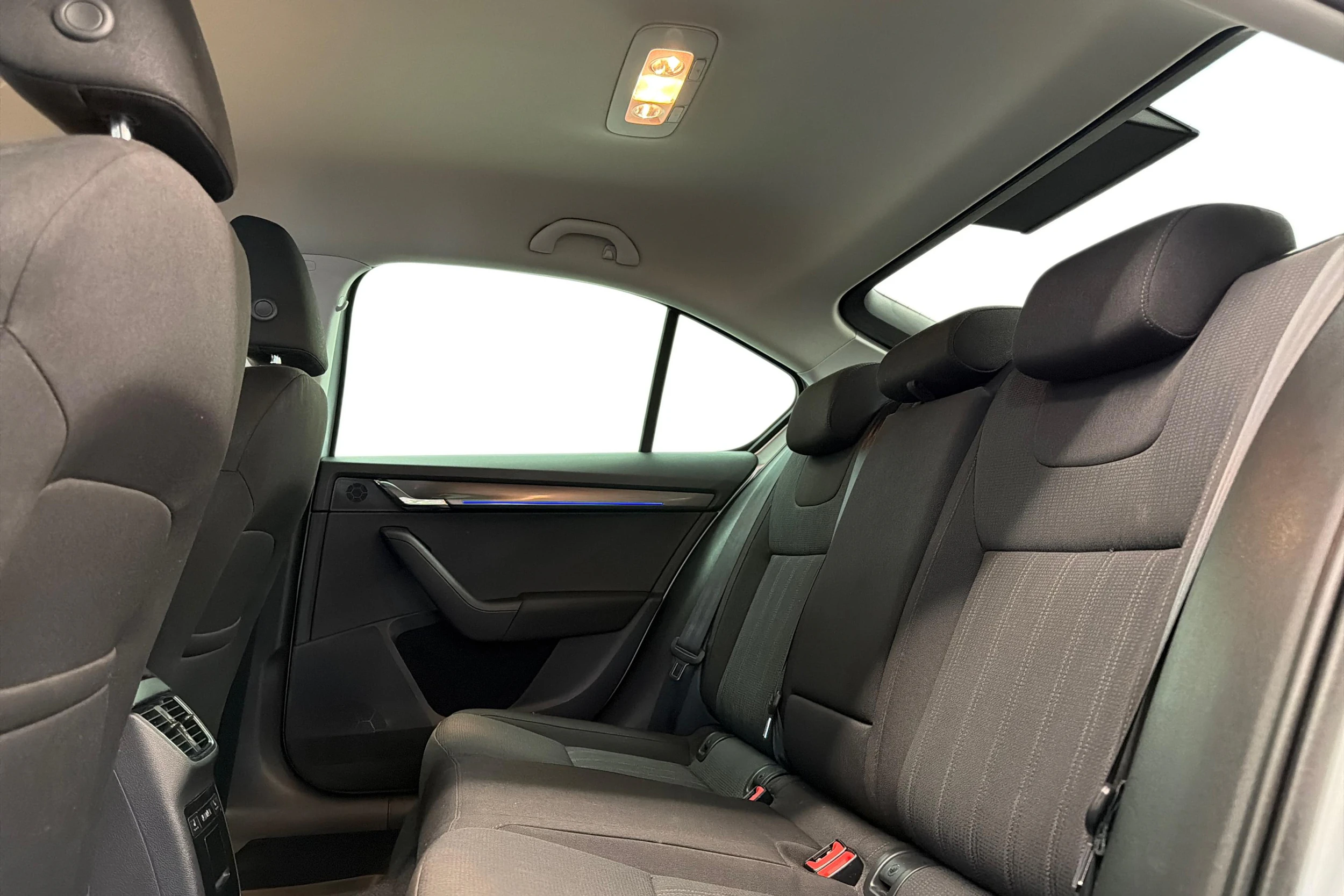 harmaa Skoda Octavia 2019 kuva 8.