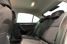 harmaa Skoda Octavia 2019 kuva 8.