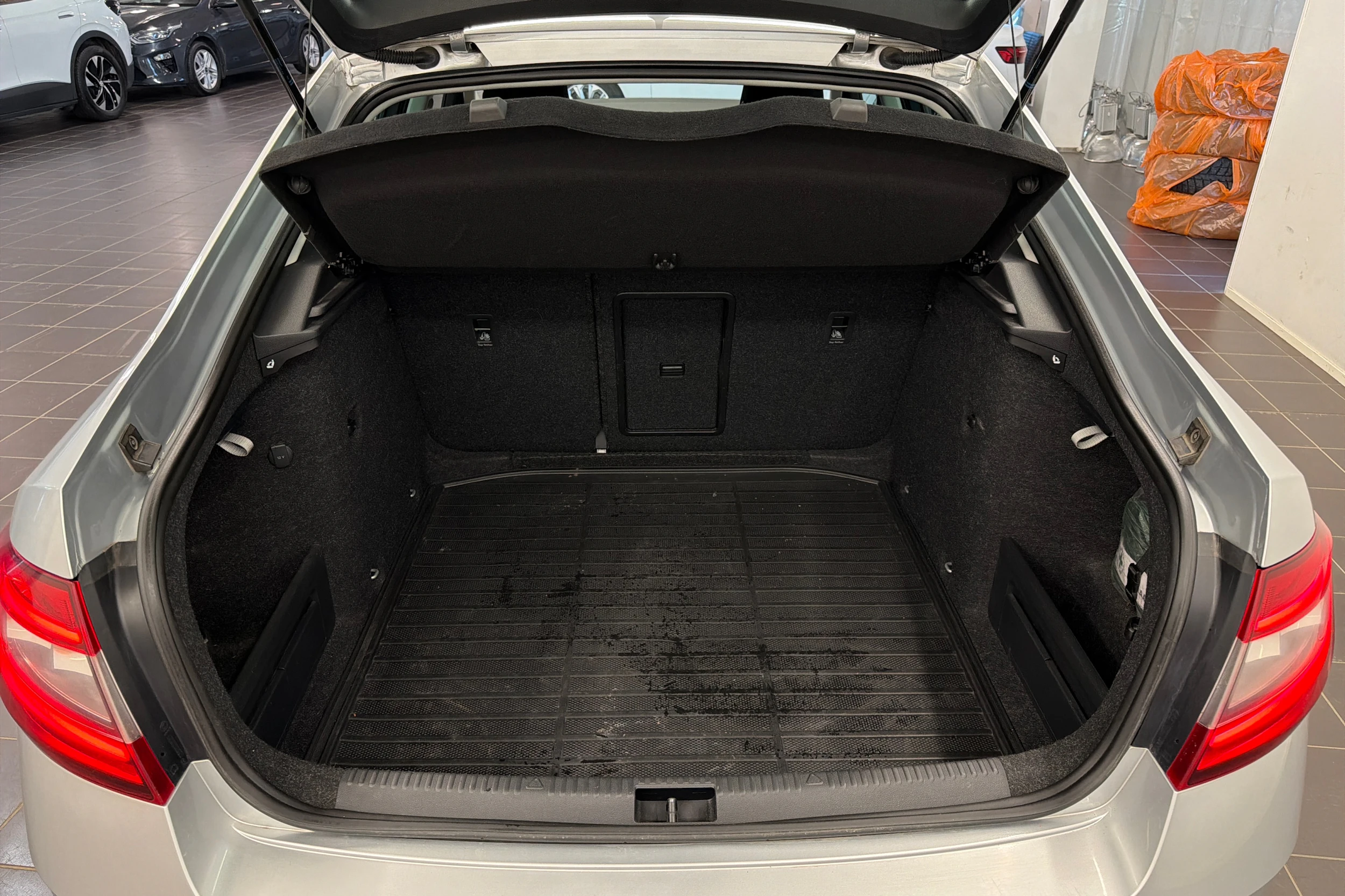 harmaa Skoda Octavia 2019 kuva 11.