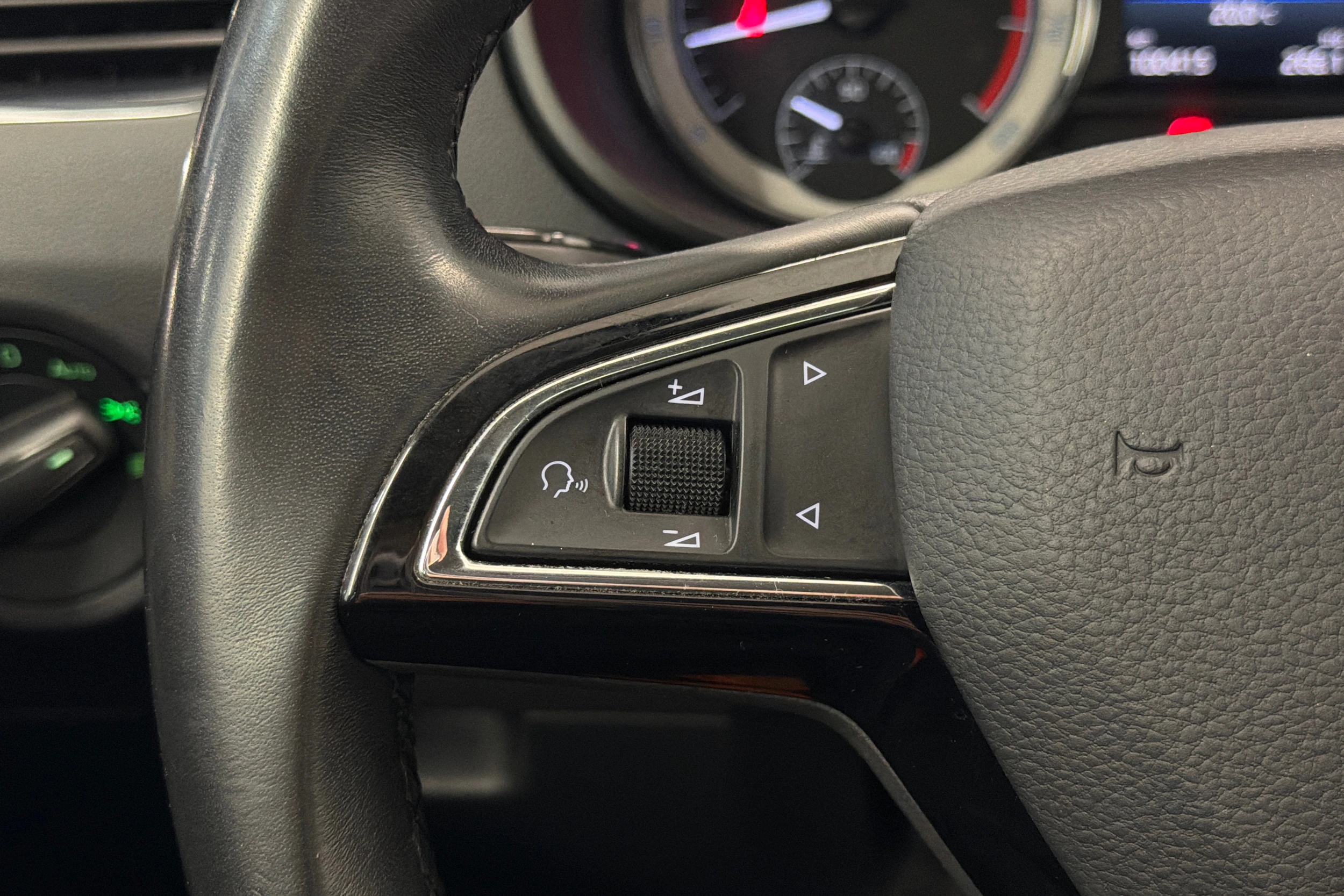 harmaa Skoda Octavia 2019 kuva 15.
