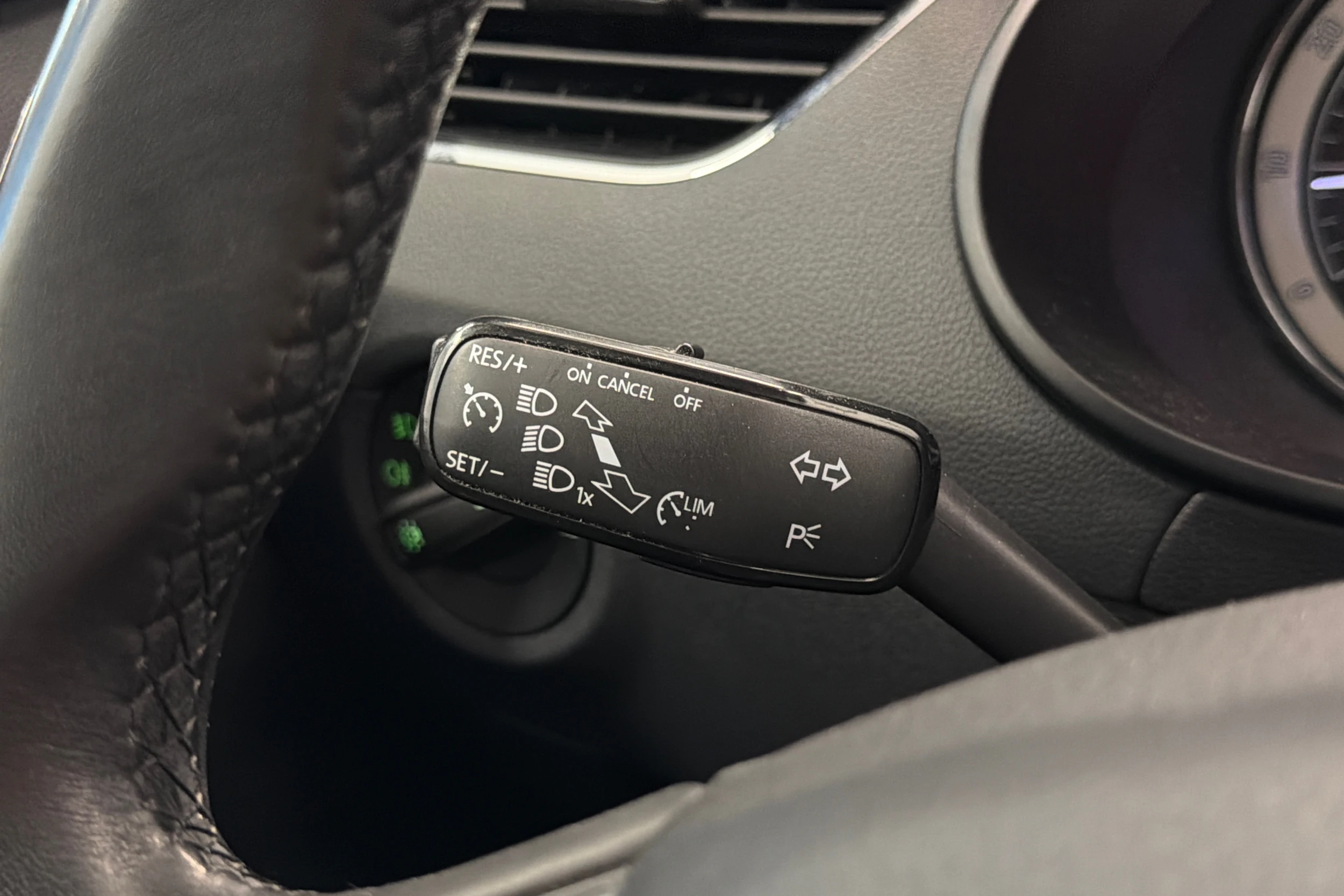 harmaa Skoda Octavia 2019 kuva 16.
