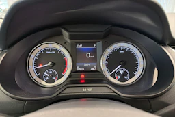 harmaa Skoda Octavia 2019 kuva 18.
